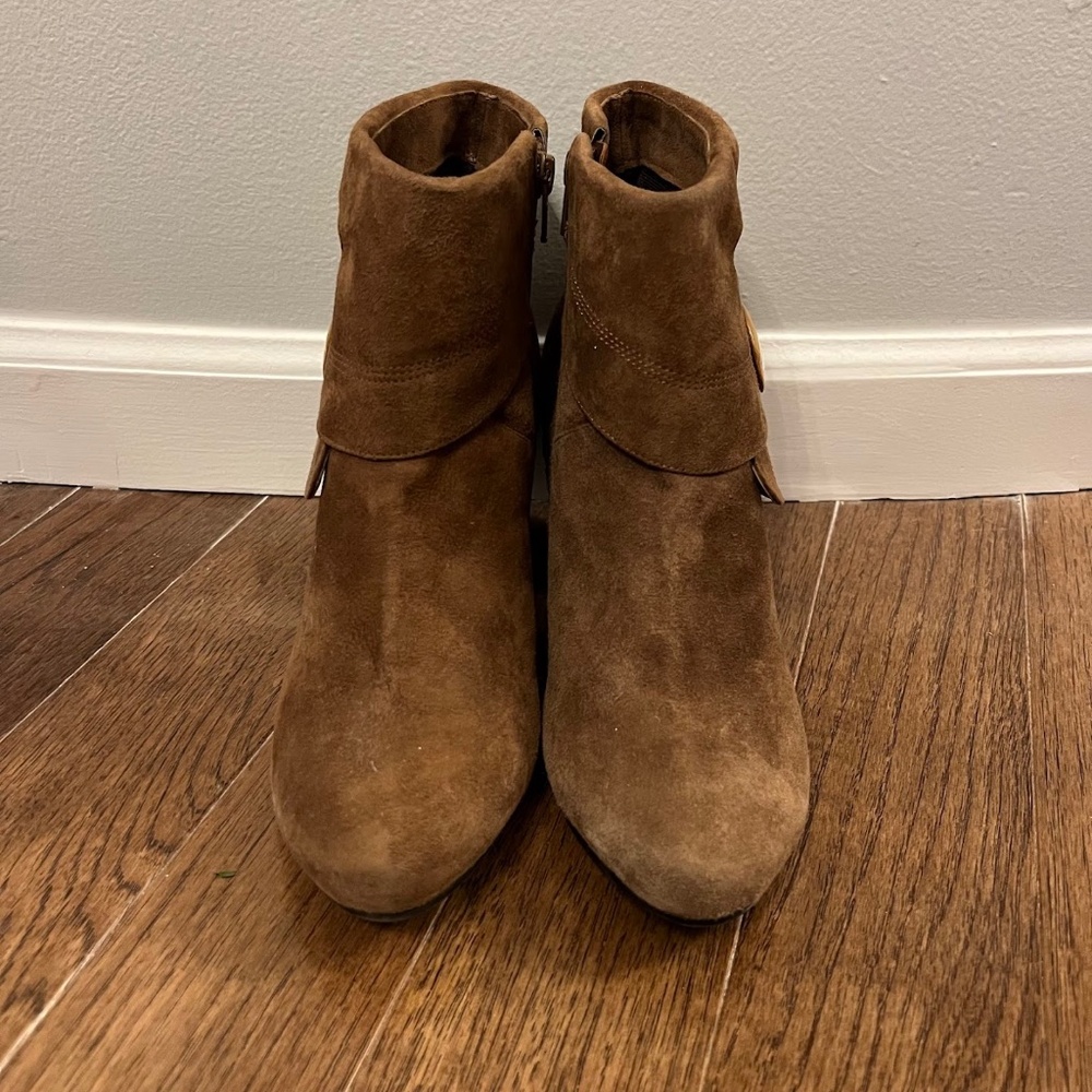 VANELi Tan Brown Jenda Suede Ankle Block Heel Booties Size 9M